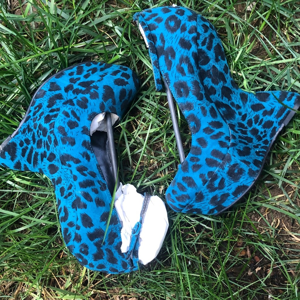 Blue ,Leopard Synthetic Suede Print . Gravity Heel Less. Extremely Comfort…